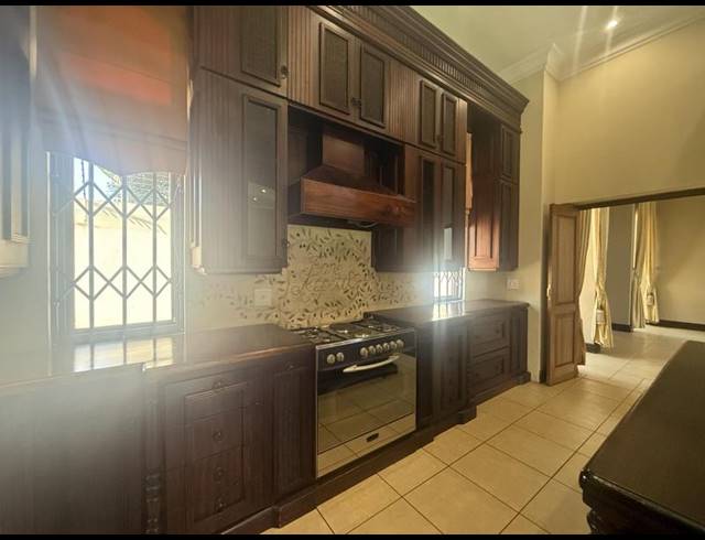 4 BEDROOM PROPERTY TO RENT IN MENLO PARK